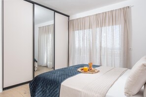 4 bedrooms, travel cot, free WiFi - Holiday Oasis with hydromassage pool (Kaštel Sućurac)