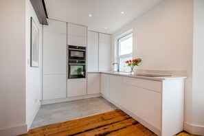 Microwave, oven, dishwasher, cookware/dishes/utensils