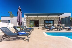 Pool - Luxury Villa Retreat in Šestanovac (Šestanovac)