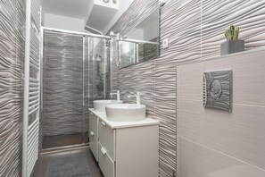 Shower, hair dryer - Peaceful Holiday Villa in Kladnjice (Kladnjice)