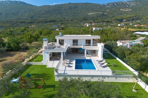 Strandvilla mit Pool in der Nähe von Split