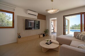 Smart TV, video games - Beach Villa with pool near Split (Split-Dalmatia County,)