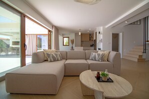 Smart TV, video games - Beach Villa with pool near Split (Split-Dalmatia County,)
