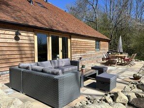Outdoor dining - 3 Bed in Grafty Green (oc-e31005) (Grafty Green)