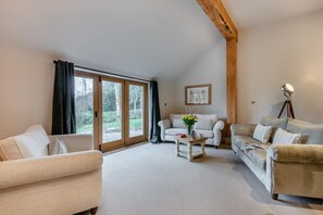 TV, fireplace - 3 Bed in Grafty Green (oc-e31005) (Grafty Green)