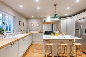 Oven, dishwasher, cookware/dishes/utensils - 3 Bed in Grafty Green (oc-e31005) (Grafty Green)