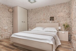 3 bedrooms, iron/ironing board, travel cot, free WiFi - Cozy Mountain Villa for 10 in Slivno (Slivno)