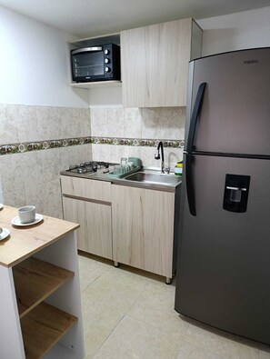 Perhehuoneisto | Yksityinen keittiö | Täysikokoinen jääkaappi, uuni, liesi, syöttötuoli