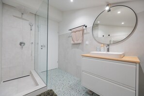 Shower, hair dryer - Family Holiday Home in Tugare (Splitsko-dalmatinska županija)