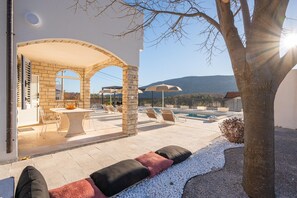 Outdoor dining - Family Holiday Home in Tugare (Splitsko-dalmatinska županija)