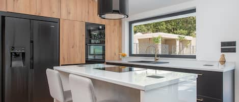 Een koelkast, een magnetron, een oven, een kookplaat