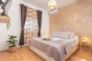 Travel cot, free WiFi