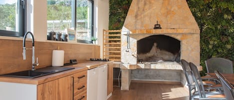 Fridge, microwave, stovetop, dishwasher