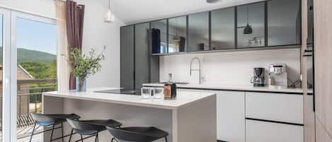 Fridge, microwave, stovetop, dishwasher