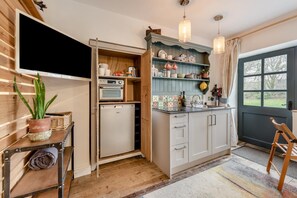 Oven, cookware/dishes/utensils - 1 Bed in Talgarreg (oc-c31038) (Talgarreg)