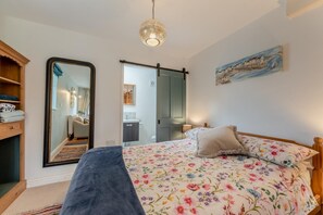 Iron/ironing board, free WiFi, bed sheets - 1 Bed in Talgarreg (oc-c31038) (Talgarreg)