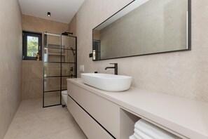Shower, hair dryer - Lovreć Hillside Villa with pool (Lovreć)