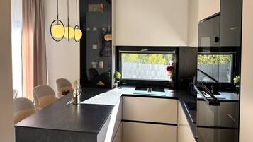 Coffee/tea maker, fridge, microwave, oven