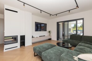 Smart TV, fireplace, video games - Lovreć Hillside Villa with pool (Lovreć)