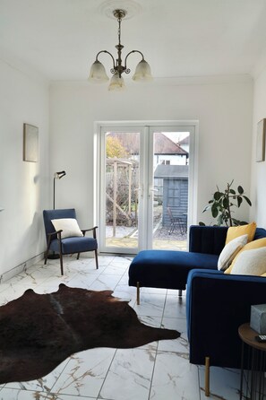 TV - Superb 3-bedroom bungalow in lovely Northampton perfect for families/contractors (Northampton)