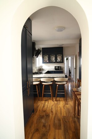 Micro-ondes, four, plaque de cuisson, lave-vaisselle