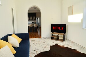 TV - Superb 3-bedroom bungalow in lovely Northampton perfect for families/contractors (Northampton)