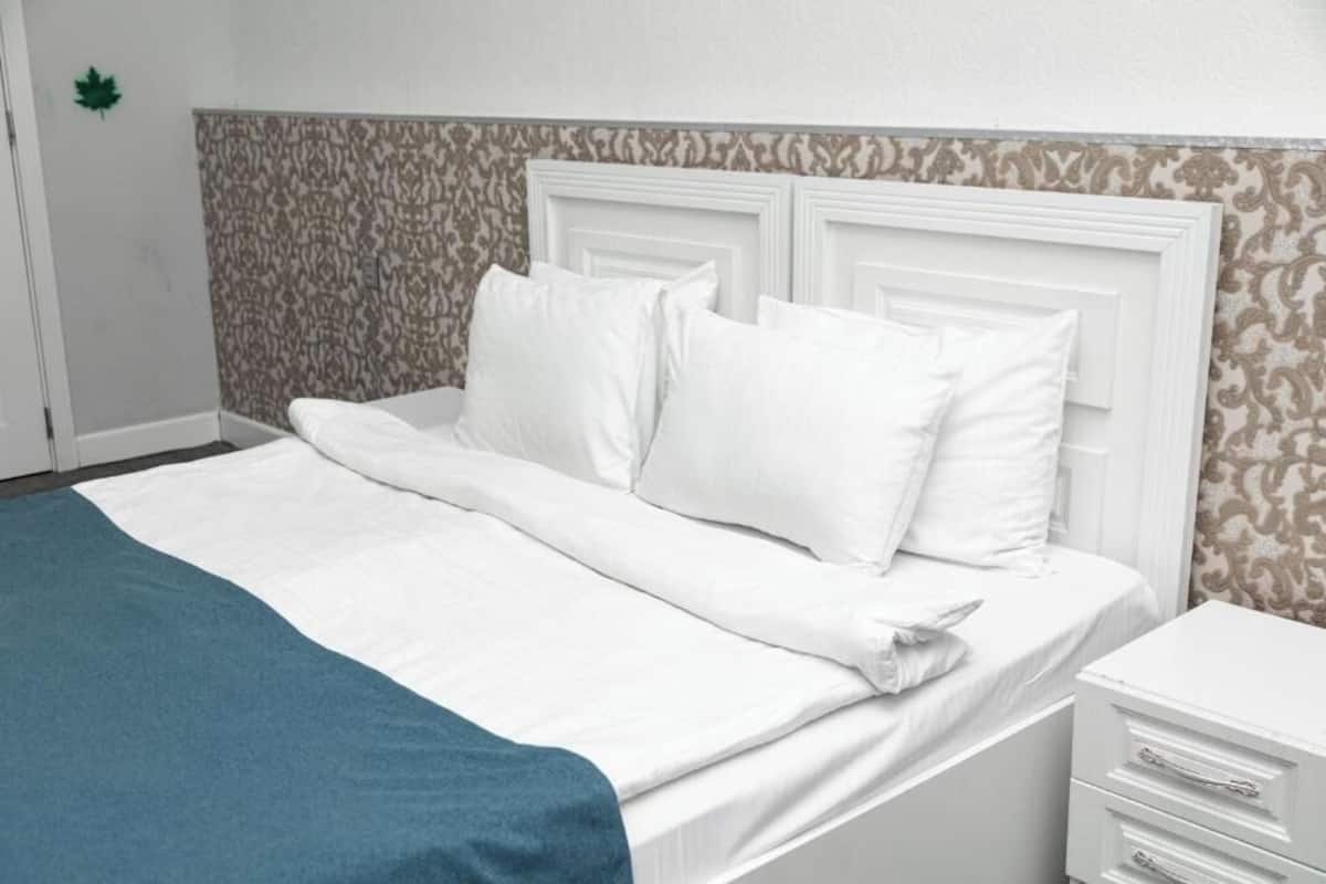 Quarto triplo clássico, vista para a cidade | Cofres nos quartos, quartos à prova de som, Wi-Fi de cortesia