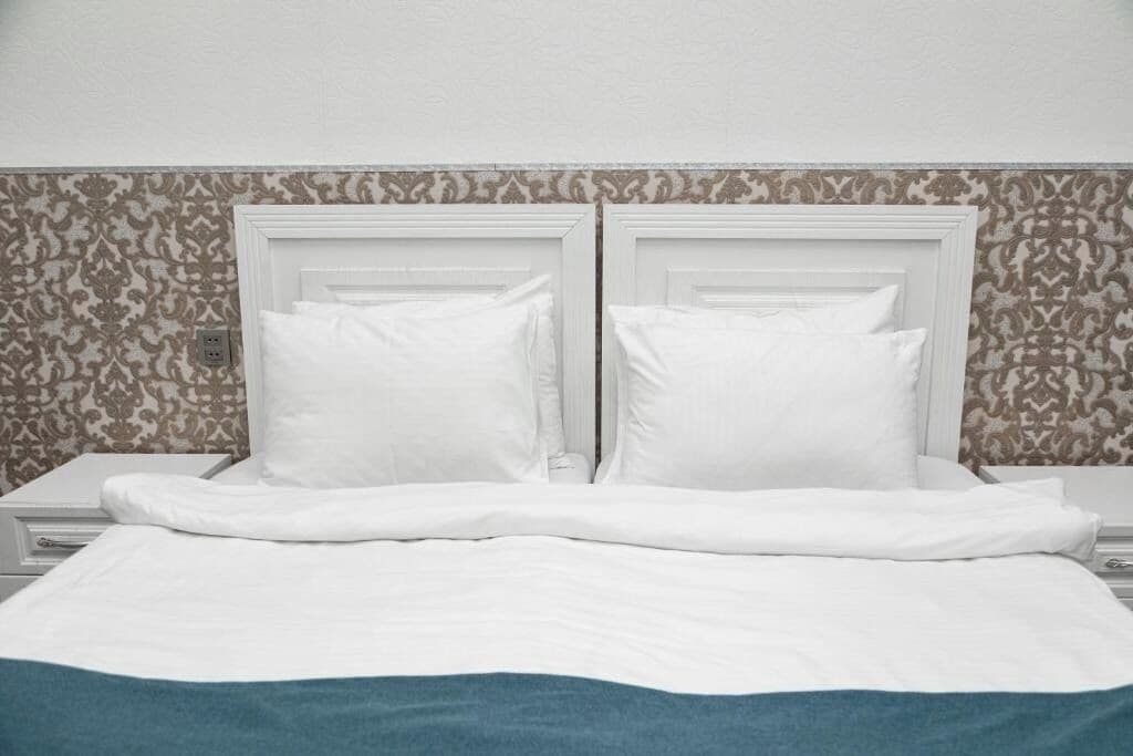 Quarto triplo clássico, vista para a cidade | Cofres nos quartos, quartos à prova de som, Wi-Fi de cortesia