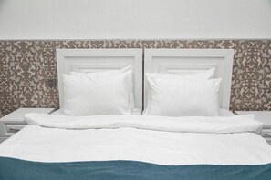 Quarto triplo clássico, vista para a cidade | Cofres nos quartos, quartos à prova de som, Wi-Fi de cortesia