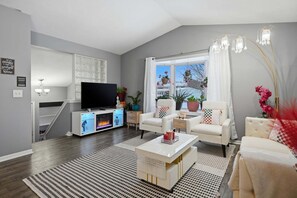 TV - NEW! Bright 4BR Near MSU & Downtown (Lansing)