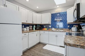 Mikrobølgeovn, ovn, oppvaskmaskin og kaffetrakter/tekoker