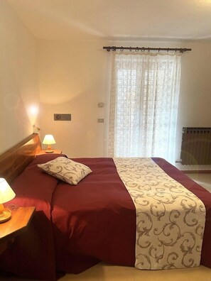 Family Room | Desk, free WiFi - HOTEL DU SOLEIL (Mongnod)