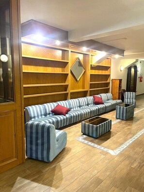 Reception - HOTEL DU SOLEIL (Mongnod)