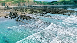 Un paysage côtier avec des rivages rocheux et des vagues.