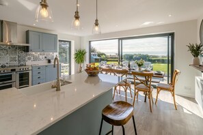 Oven, dishwasher, high chair, cookware/dishes/utensils - 5 Bed in Stibb (oc-f31065) (Stibb)