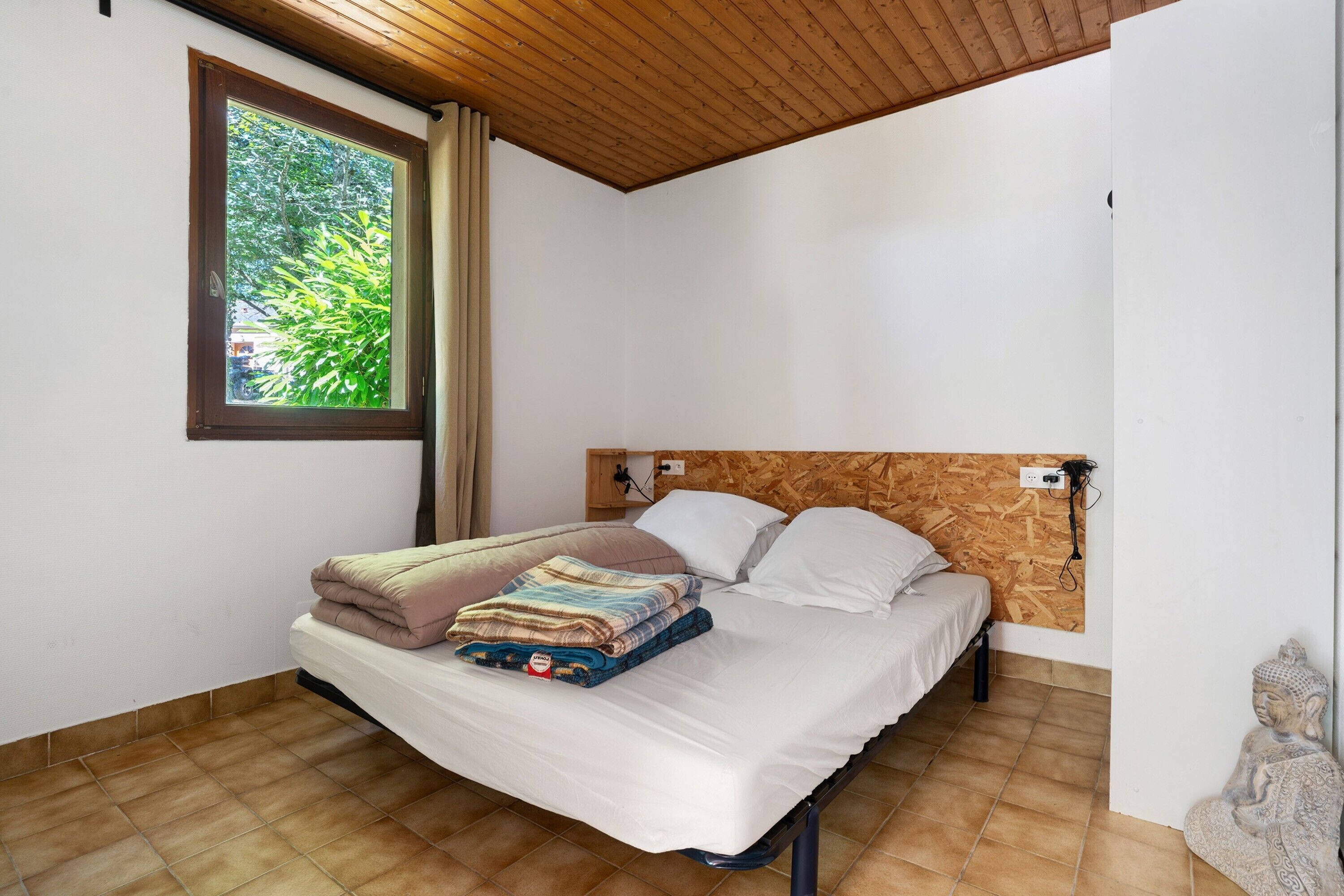 Iron/ironing board, WiFi, wheelchair access