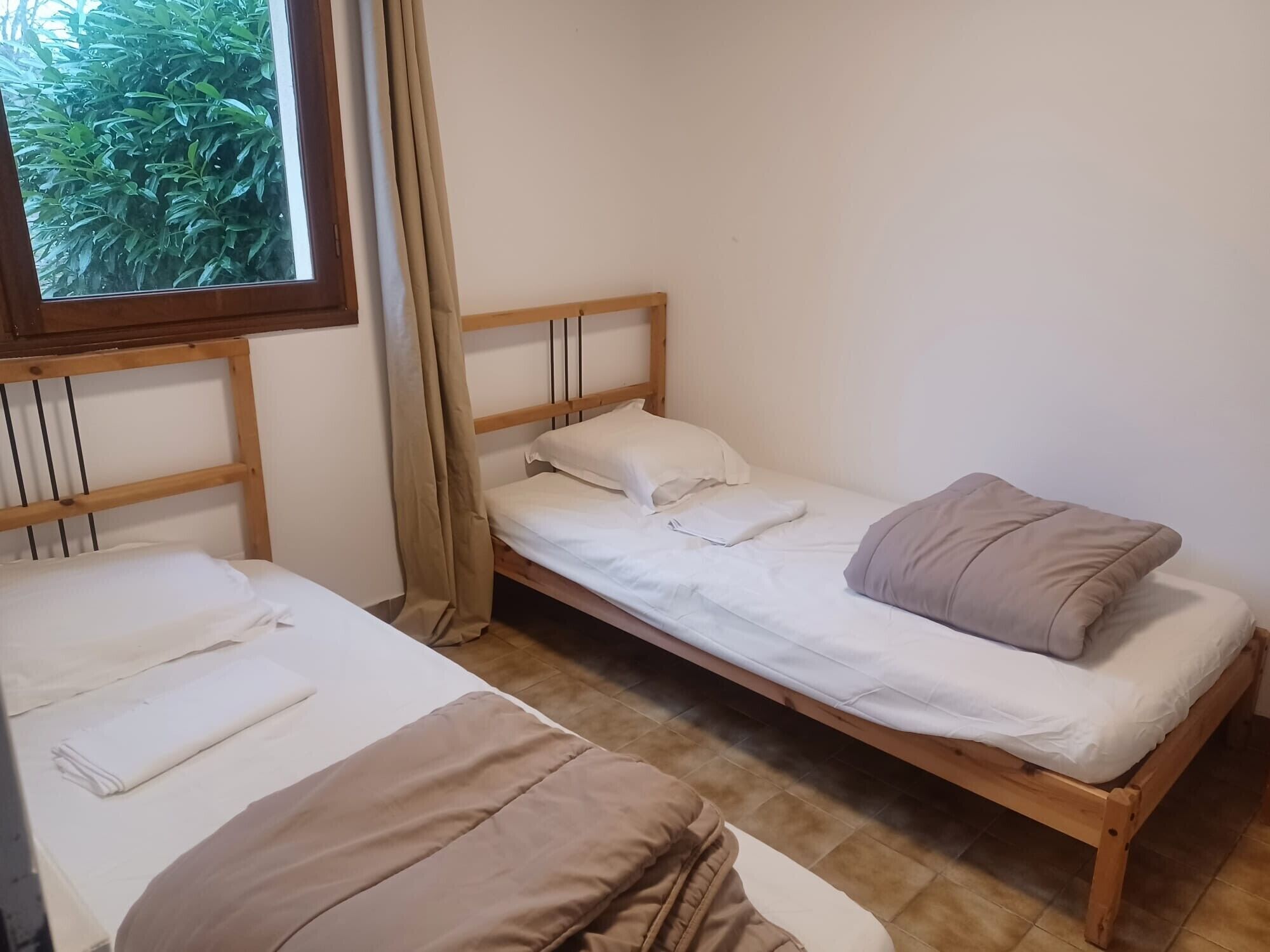 Iron/ironing board, WiFi, bed sheets, wheelchair access