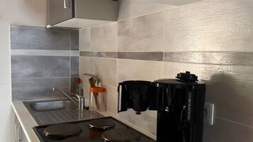 Fridge, microwave, stovetop, coffee/tea maker