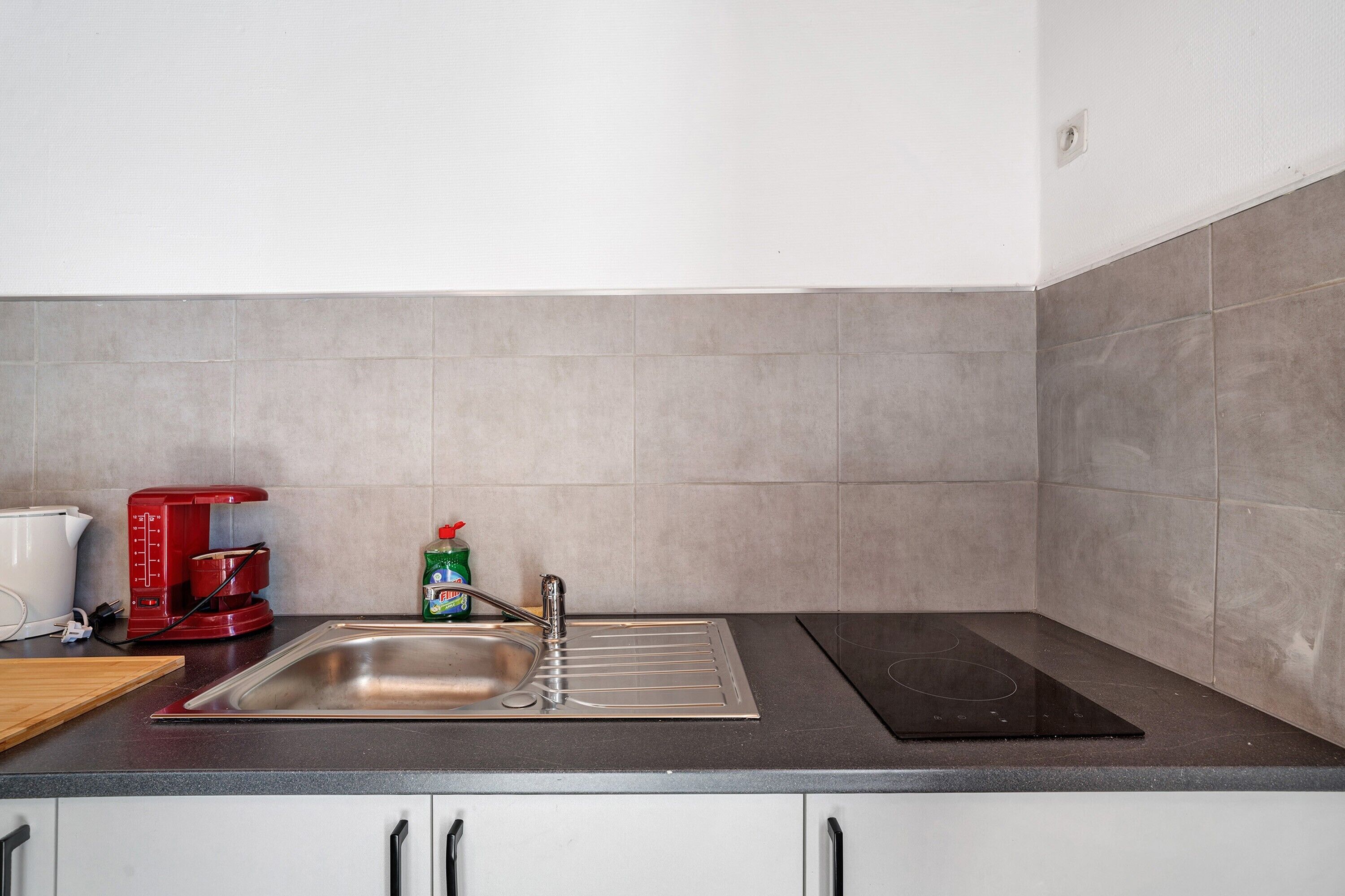 Kühlschrank, Mikrowelle, Herdplatte, Wasserkocher mit Kaffee-/Teezubehör