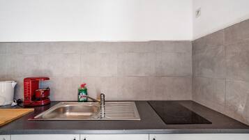 KĂŒhlschrank, Mikrowelle, Herdplatte, Wasserkocher mit Kaffee-/Teezubehör