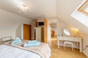 Travel cot, free WiFi, bed sheets - 4 Bed in Llanfwrog (oc-f31054) (Llanfaethlu)