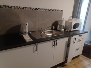 Réfrigérateur, micro-ondes, plaque de cuisson, cafetière/bouilloire