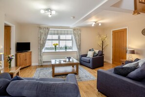 TV - 3 Bed in Llanfwrog (oc-f31053) (Llanfaethlu)