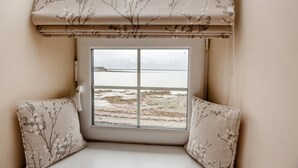 A window seat with a view of a beach and sea. - 3 Bed in Llanfwrog (oc-f31053) (Llanfaethlu)