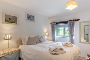 Bügeleisen/Bügelbrett, Reisekinderbett, kostenloses WLAN, Bettwäsche