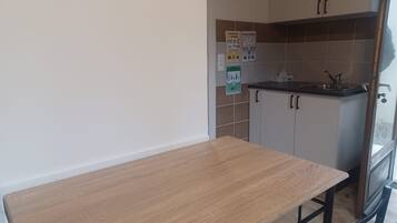 JÀÀkaappi, mikroaaltouuni, liesi, kahvin-/teenkeitin