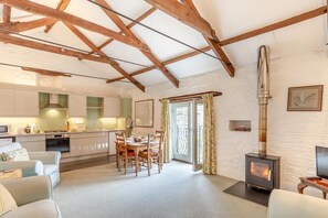 TV, fireplace - 2 Bed in Launceston (oc-g31003) (Congdon's Shop)