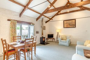 TV, fireplace - 2 Bed in Launceston (oc-g31003) (Congdon's Shop)