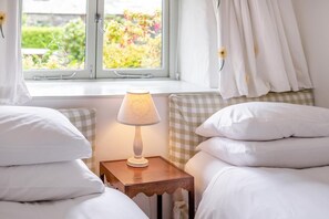 Iron/ironing board, travel cot, free WiFi, bed sheets - 2 Bed in Launceston (oc-g31003) (Congdon's Shop)