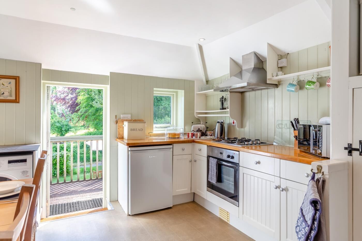 Een microgolfoven, een oven, een vaatwasser, een kinderstoel